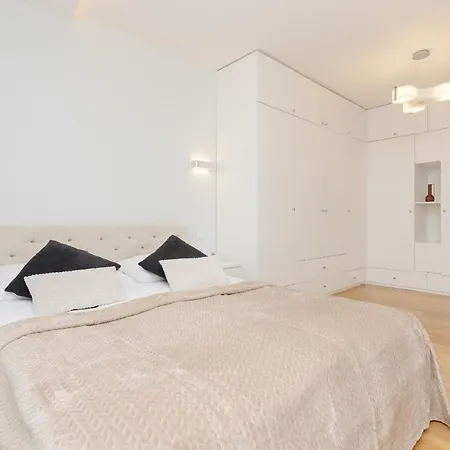 Spacious Lodygowa Ideal For Families By Renters Daire *