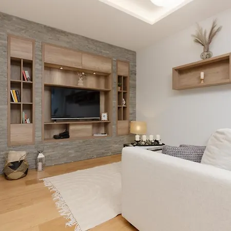 Spacious Lodygowa Ideal For Families By Renters Daire Varşova